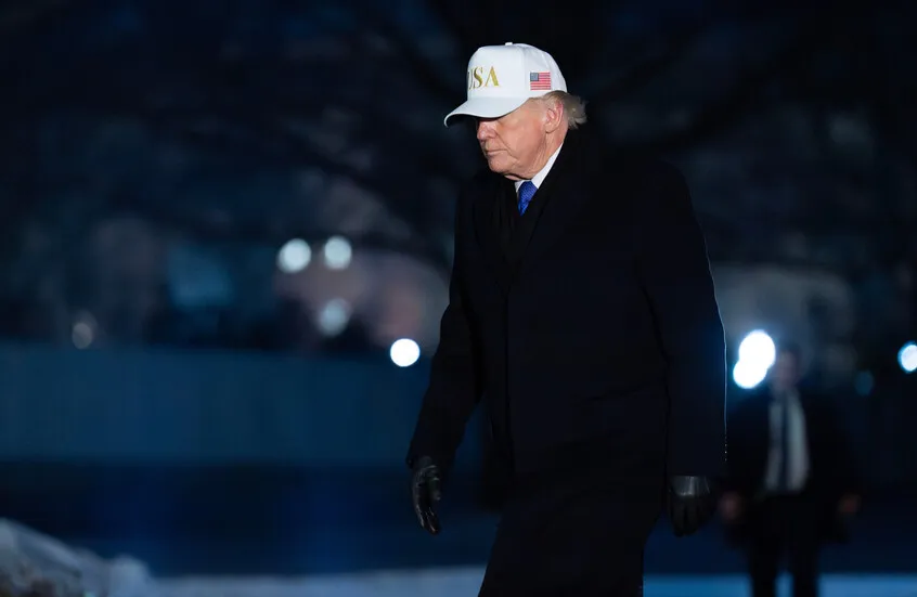 ترامب يطلب ضربة سريعة على إيران دون حرب طويلة ومستشاروه يردون: صعب دون تداعيات ومواجهة واسعة